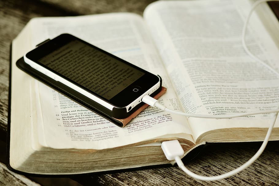 검은, 아이 패드 터치, 베이지 색, 도서, 성경, 아이폰, 휴대 전화, 읽고, 온라인으로 읽기, 성서