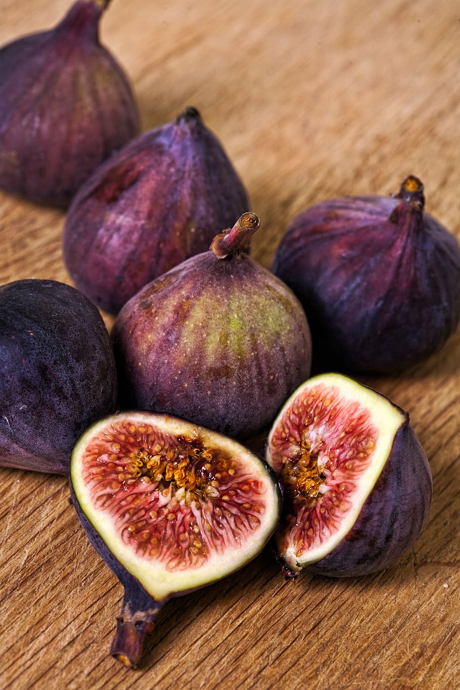 shallow, focus photo, purple, figs, brown, wooden, surface, fresh, food, fruit