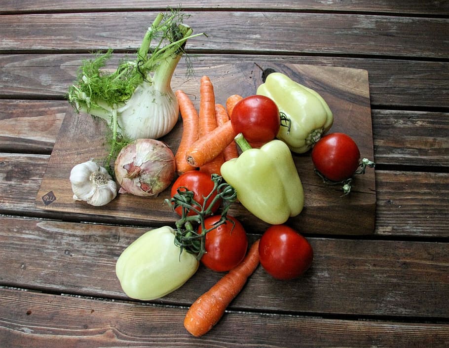 raw, onion, carrots, bell pepper, tomatoes, wooden, cutting, board, vegetables, organic