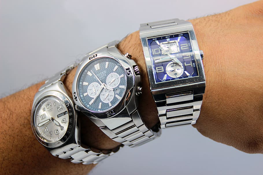 pessoa, vestindo, três, relógios cronógrafo de cor prata, relógio, mão, tempo, branco, azul, preto
