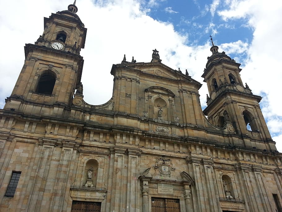 parque bolivar, bogotá, colombia, iglesia, exterior del edificio, vista de ángulo bajo, cielo, arquitectura, estructura construida, religión