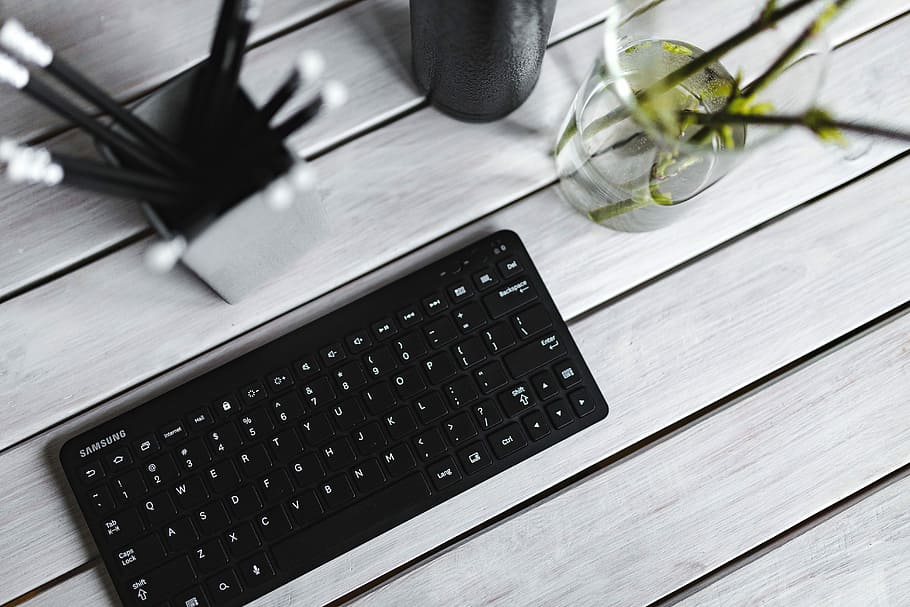 hitam, keyboard, pensil, putih, meja, botol, tanaman, komputer, teknologi, laptop