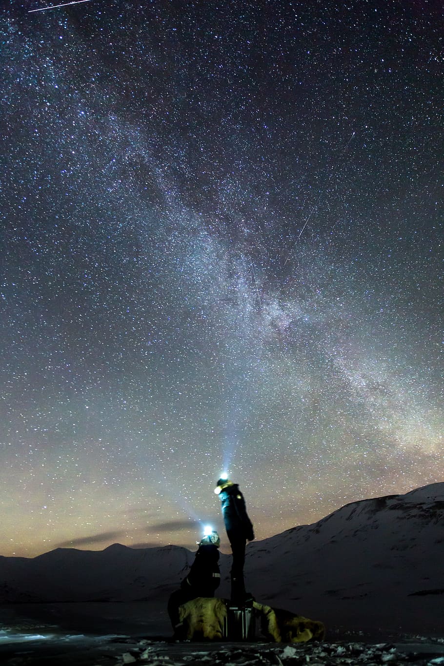 dos, persona, vía láctea, noche, galaxia, luces del norte, auroras, ártico, nieve, longyearbyen