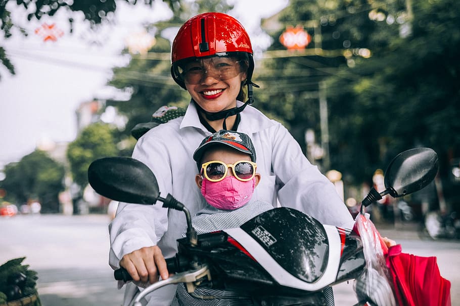 wanita, bayi, mengendarai, sepeda motor, ibu, anak, helm, kacamata, jalan, pohon