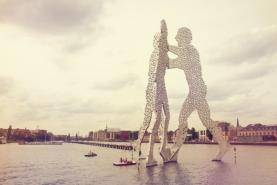 person, riding, paddle boat, molecule man, spree, river, berlin, sculpture, aluminium, jonathan borofsky
