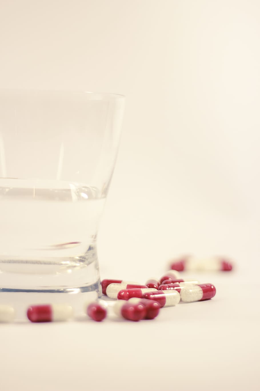 tablet obat, di samping, gelas minum, obat, pilek, dosis, penyakit, farmasi, farmakologis, plasebo