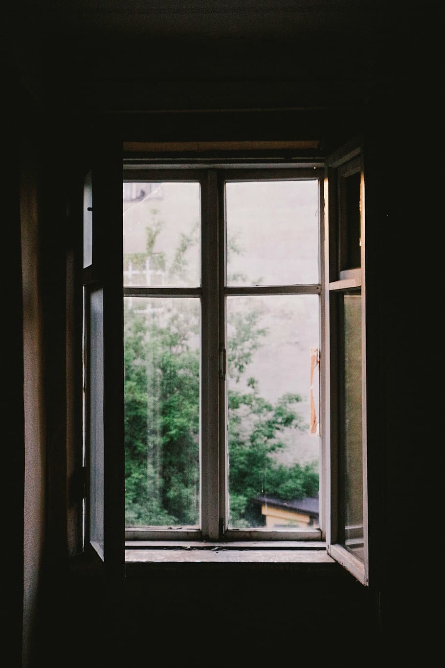 aberto, branco, de madeira, janela, painel de vidro, escuro, escudo, vidro, olhando através da janela, moldura da janela