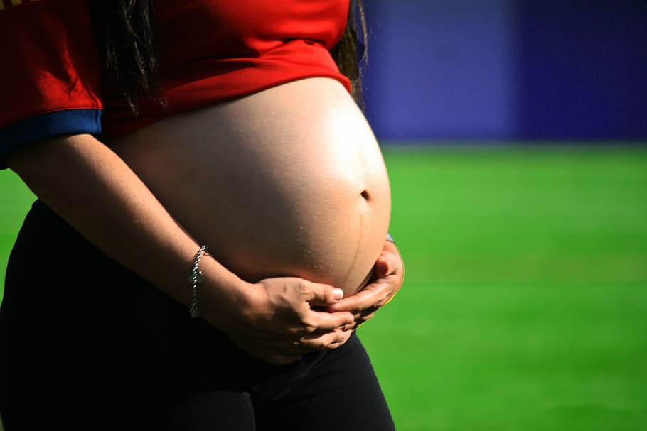 mulher, vestindo, vermelho, topo, gravidez, barriga, mamãe, maternal, grávida, mulheres