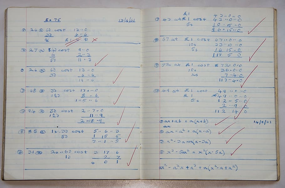 caderno mostrando equação, escola, livro, matemática, somas, dinheiro, professor, marcado, correto, educação