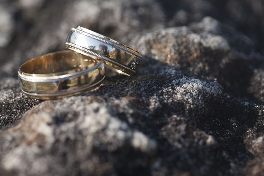 dois, anéis de banda de cor prata, anéis, casamento, rochas, amor, jóias, anel, noivado Anel, pedra preciosa