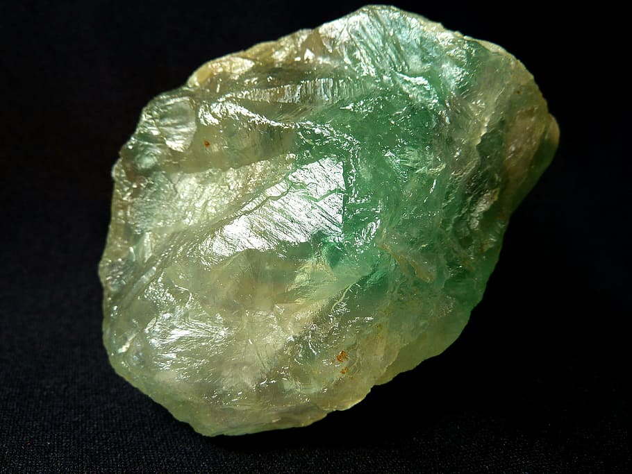foto batu permata hijau, fluorit, fluorspar, kilap kaca, hijau, putih, kuning, tidak berwarna, transparan hingga buram, berkilau