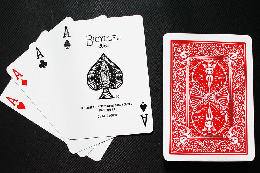 cuatro, cartas de juego, cartas, naipes, cartas mágicas, bicicleta, baraja, arte cultura y entretenimiento, primer plano, rojo