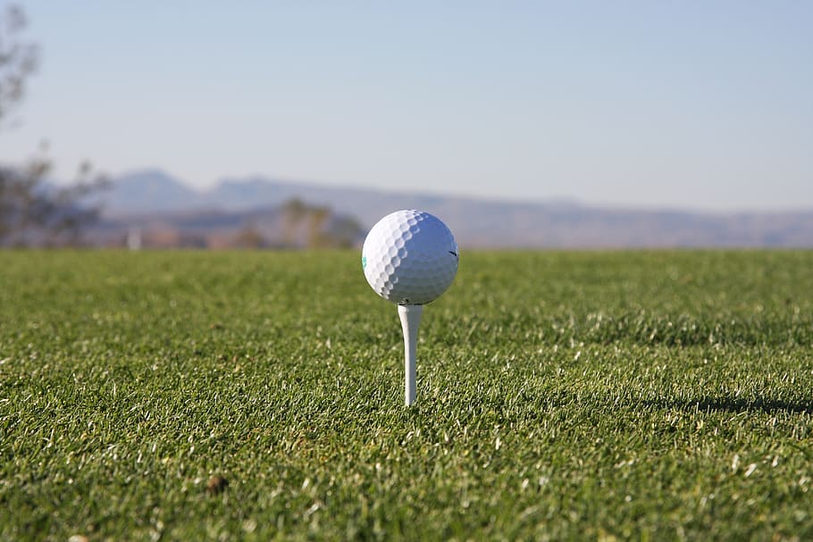 seletiva, fotografia de foco, tee de golfe, golfe, jogador de golfe, esporte, grama, campo de golfe, bola de golfe, bola