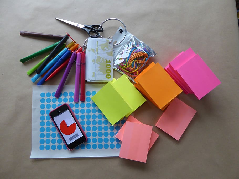 laranja, rosa, papel, colorindo, canetas, papéis, smartphone, tesoura, em cima, bege