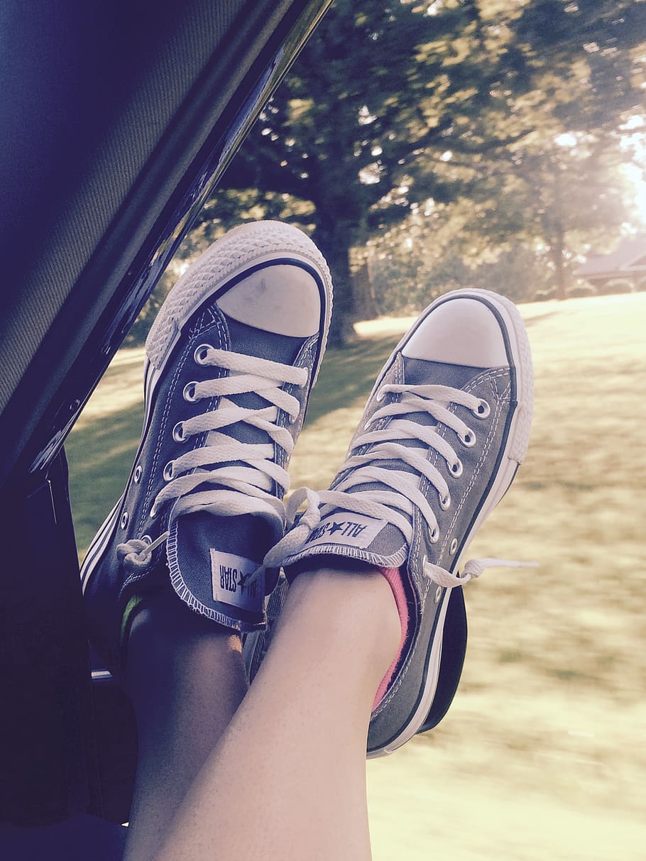 converse, zapatos, pies, ventana, automóvil, viaje, cuidado, joven, viaje por carretera, pies por la ventana