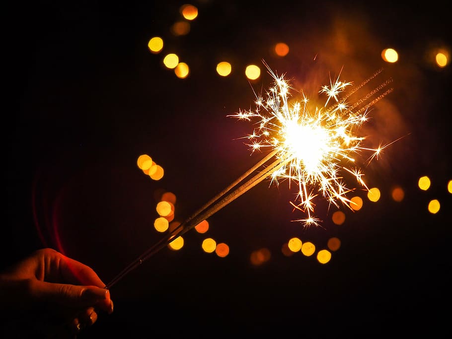 persona rayo bengala, noche, fuegos artificiales, fiesta, celebracion, navidad, bokeh, oscuro, luces, fuego