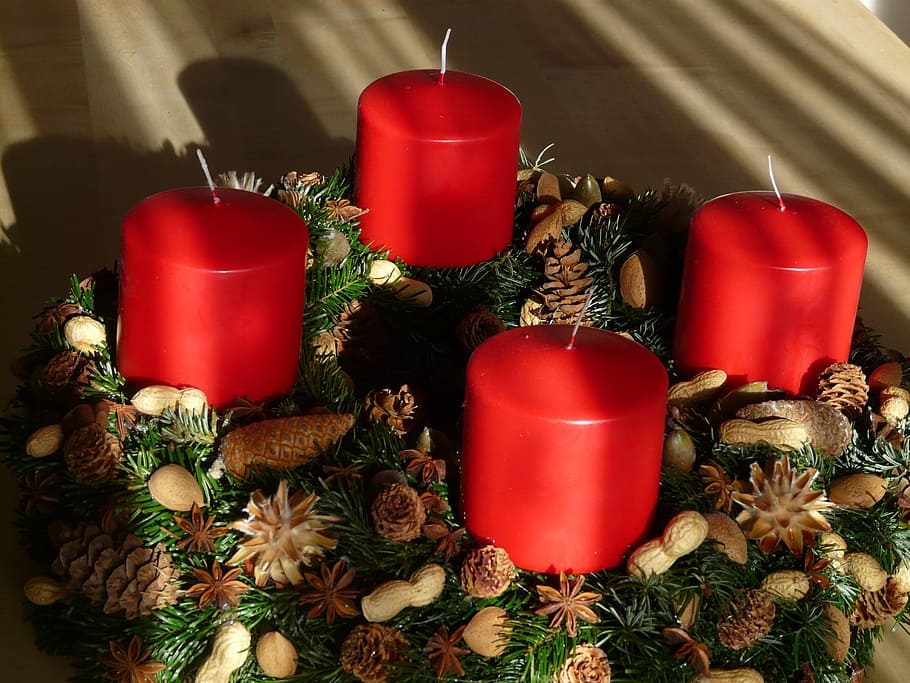 fotografia de close-up, quatro, vermelho, velas de pilar, coroa do advento, advento, velas, jóias de natal, decorado, nusse