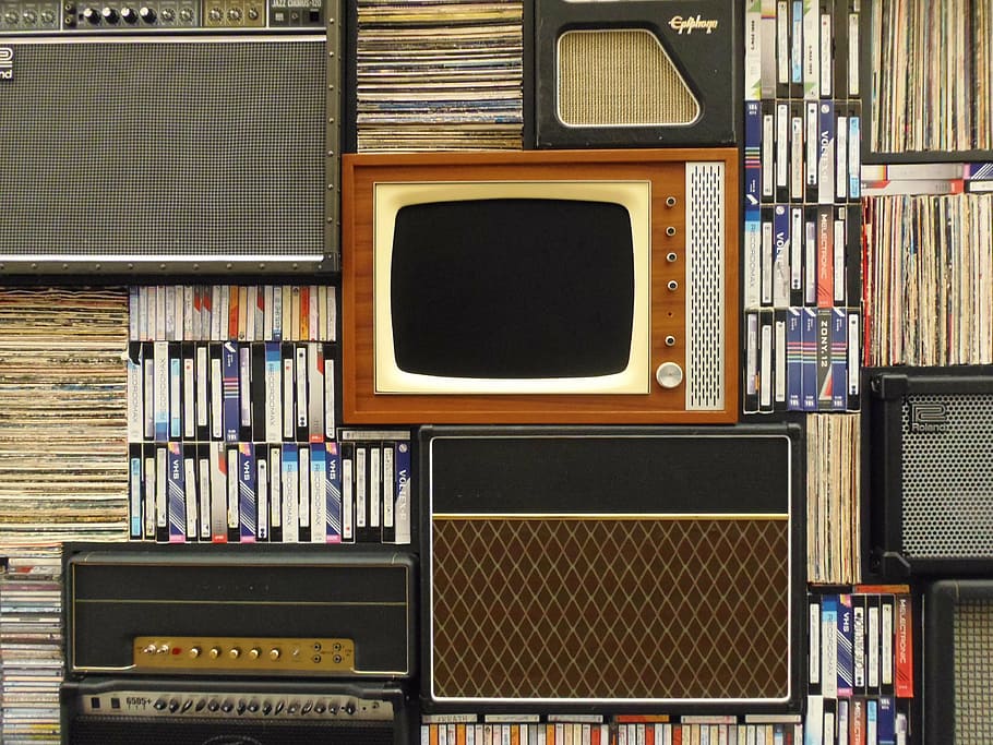 surtido, antiguo, electrodoméstico, cintas de cassette, televisión vieja, discos, cintas vhs, retro, televisión, vintage