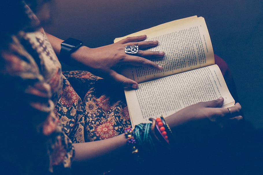 женщина, читающая книгу, читающая, читающая книга, книга, чтение, люди, держа, образование, обучение