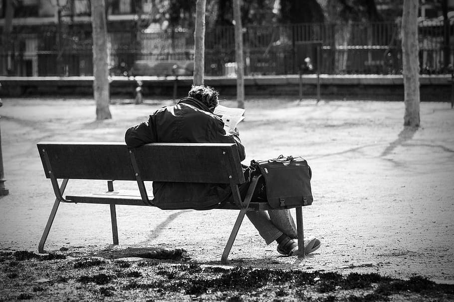 foto grayscale, pria, duduk, bangku, pria di bangku, taman, membaca koran, gelandangan, portofolio, hitam dan putih