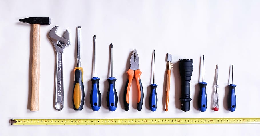 pila, lote de herramientas de mano de colores variados, herramientas, trabajo, reparación, martillo, destornillador, cincel, ruleta, dentro