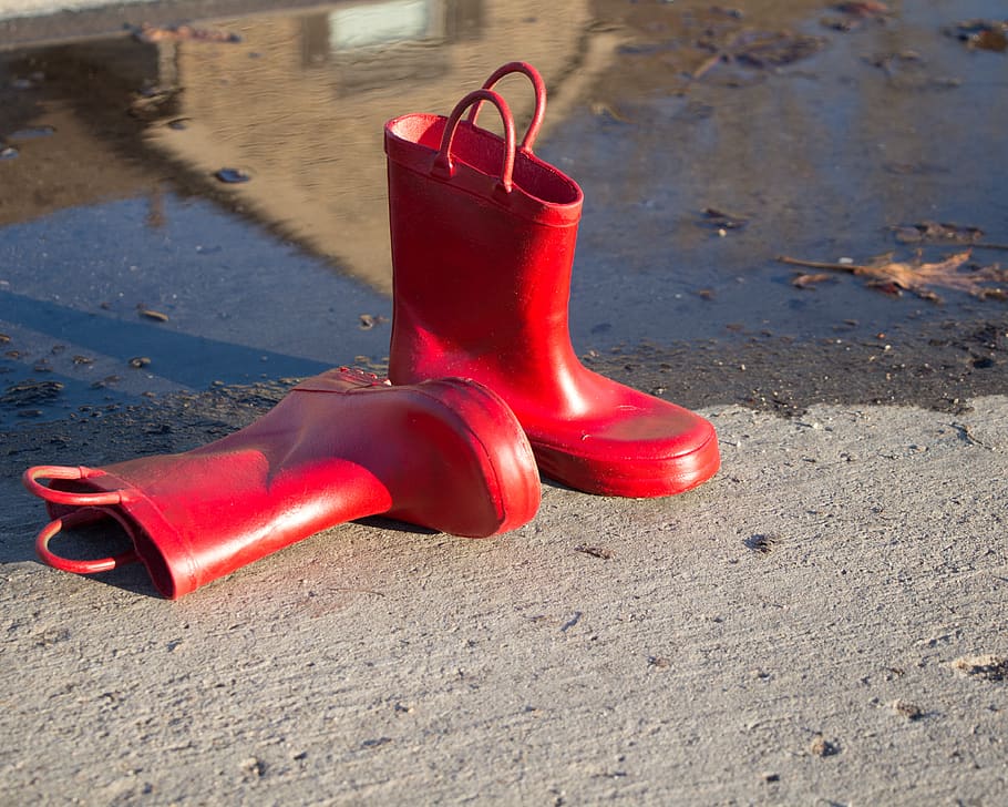 botas de chuva, vermelho, poça, chuva, bagunçado, chuvoso, botas, borracha, respingo, molhado
