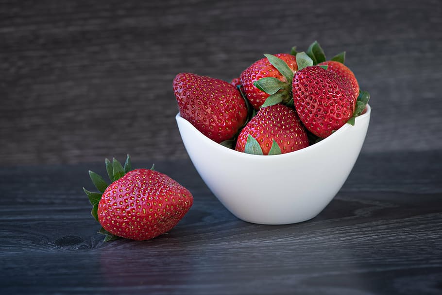 red, strawberries, bowl, ripe, frisch, healthy, fruit, soft fruit, sweet, delicious