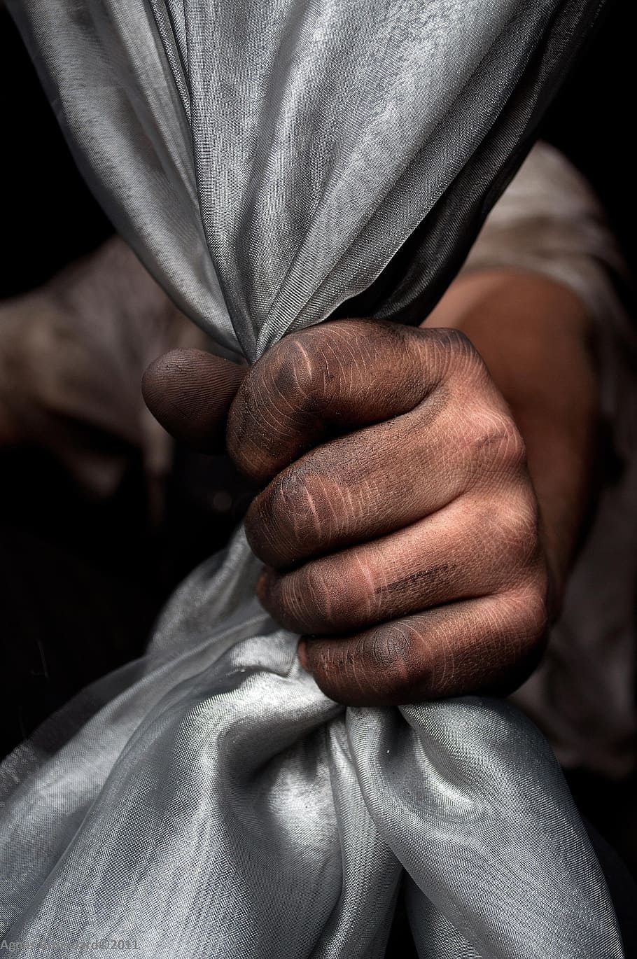 hombre, apasionante, gris, ilustración textil, mano, suciedad, fuerte, suave, sección media, mano humana