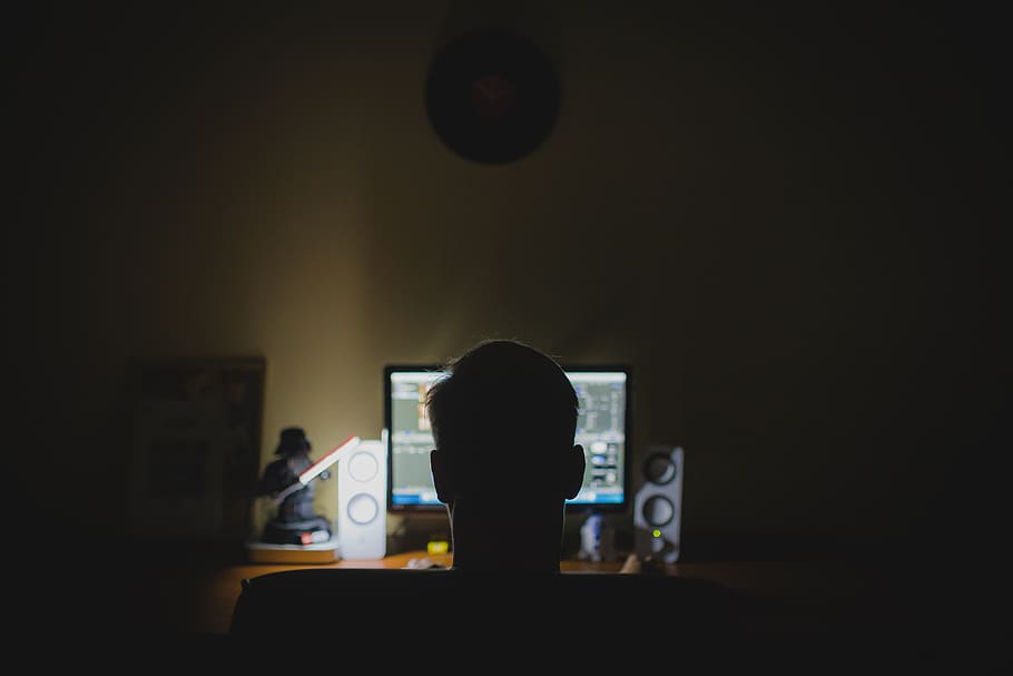 hombre, jugando, en línea, juegos, computadora, trabajo, escritorio, noche, hacker, anónimo