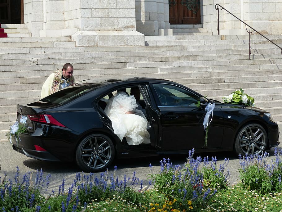 mulher, vestindo, vestido de noiva, ficando, preto, sedan, durante o dia, casamento, noiva, casar