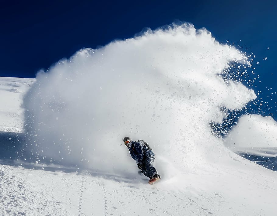 homem, vestindo, preto, terno, montando, snowboard, foto de neve, pista de esqui, montanhas, neve