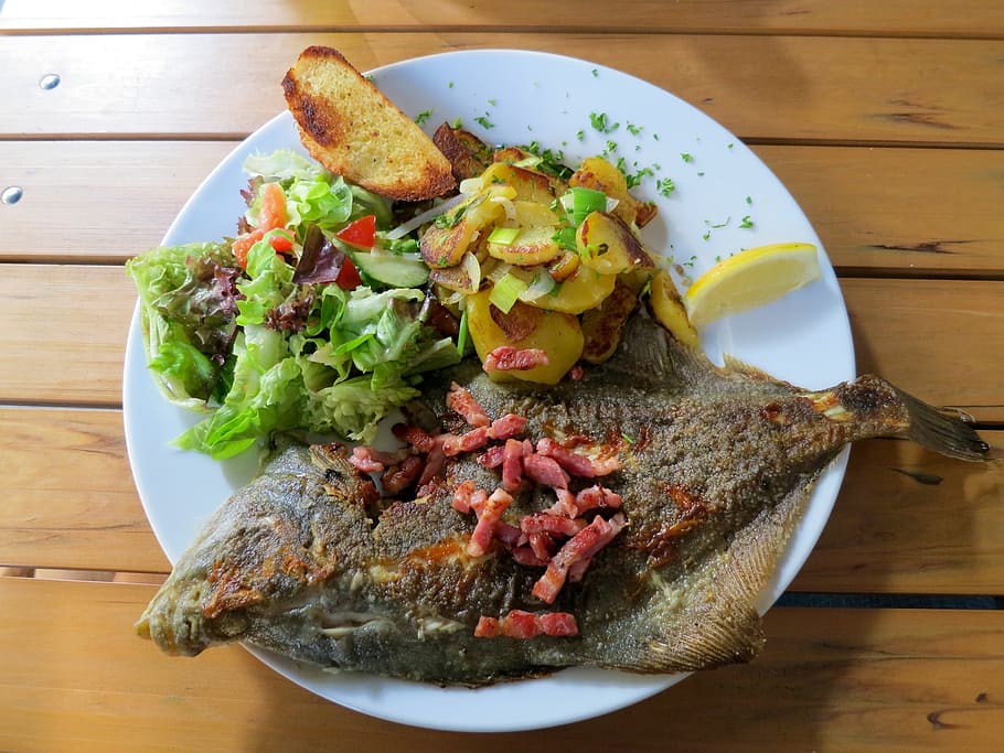 fish on plate, mashing olle, plaice, fish, fried potatoes, potatoes, salad, bacon, eat, lunch