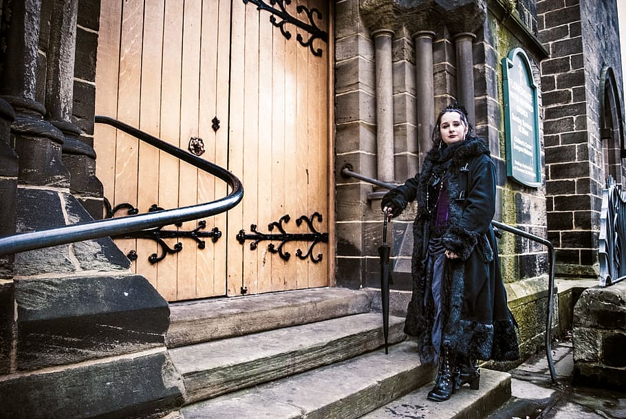wanita, hitam, mantel parit, berdiri, di samping, susuran tangga, wgw, akhir pekan gothic, festival, gothic