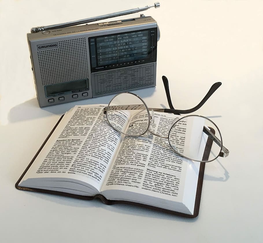 ラジオ, 聞く, エンターテイメント, 本, 聖書, 読む, 眼鏡, 情報, 楽しむ, 新聞