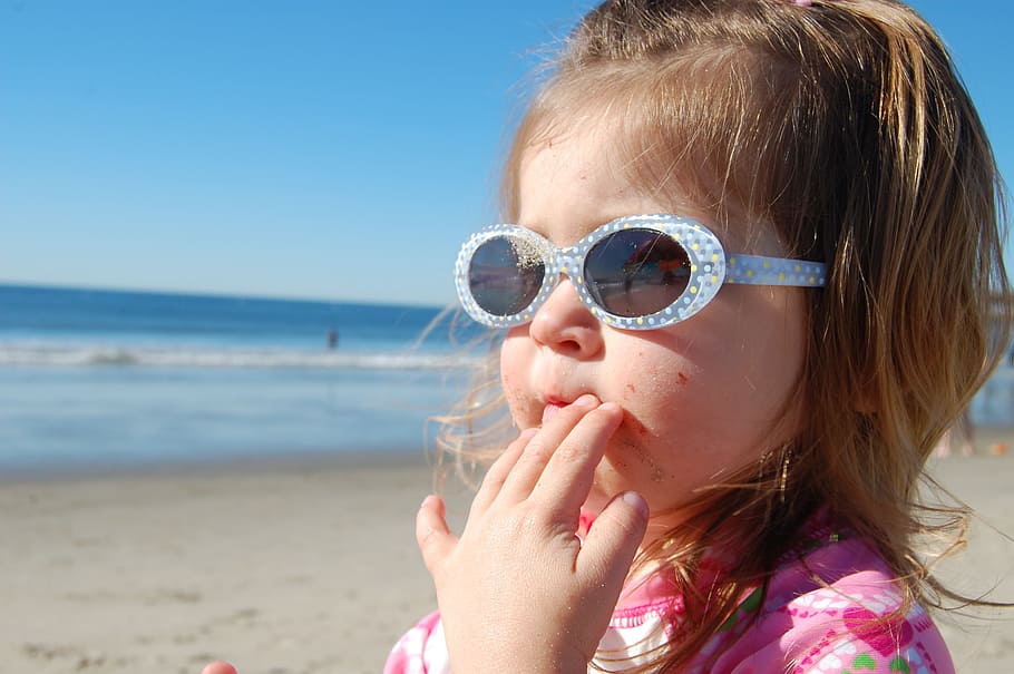 소녀, 서있는, 해변, 손가락, 입, 낮, 선글라스, 그늘, 바닷가, 연안