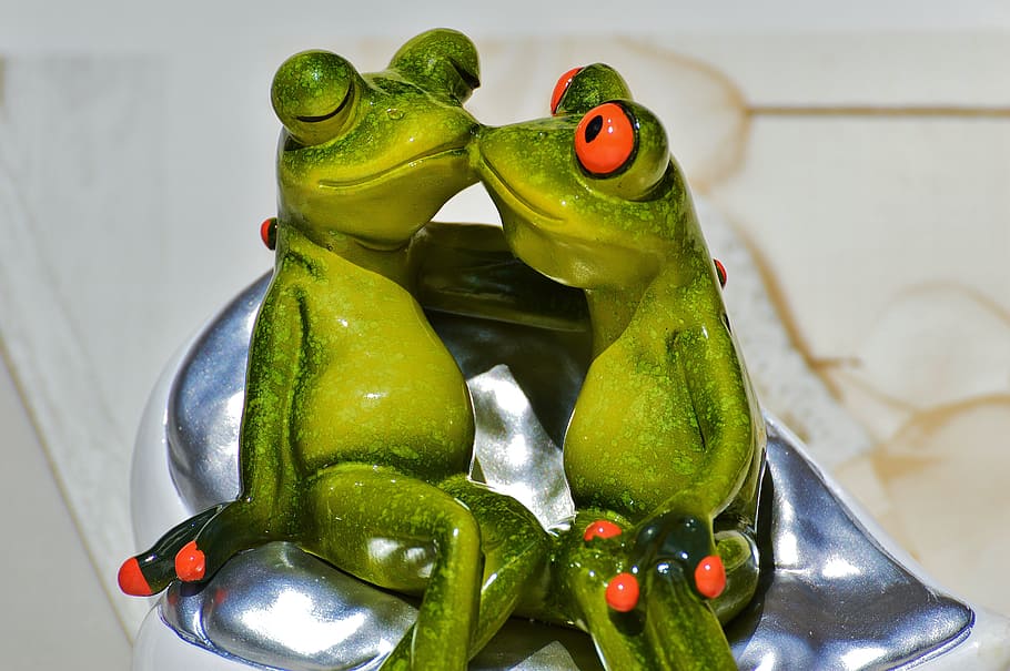 frogs, lovers, funny, together, smooch, kiss, pair, love, cute, valentine's day