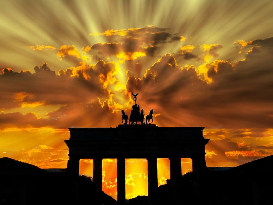 crepuscular rays, hitting, structure, chariot statue, brandenburger tor, dusk, dawn, twilight, sunset, berlin