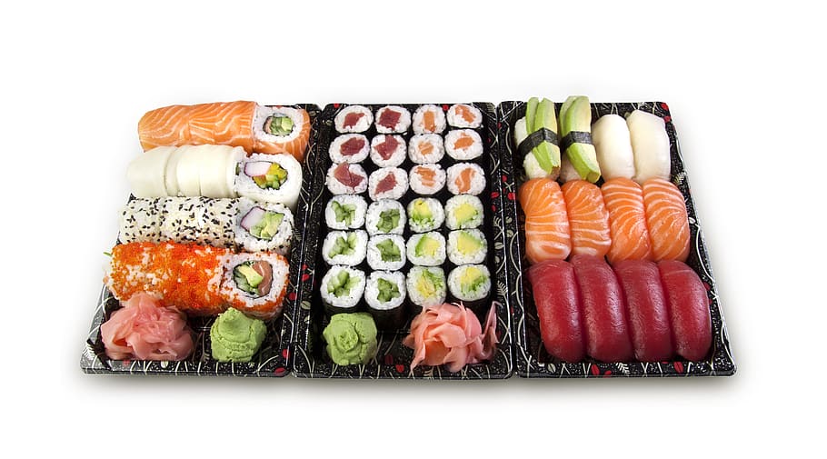 bandeja, comida japonesa, conjunto, peixe, cru, salmão, arroz, atum, fundo branco, pepino