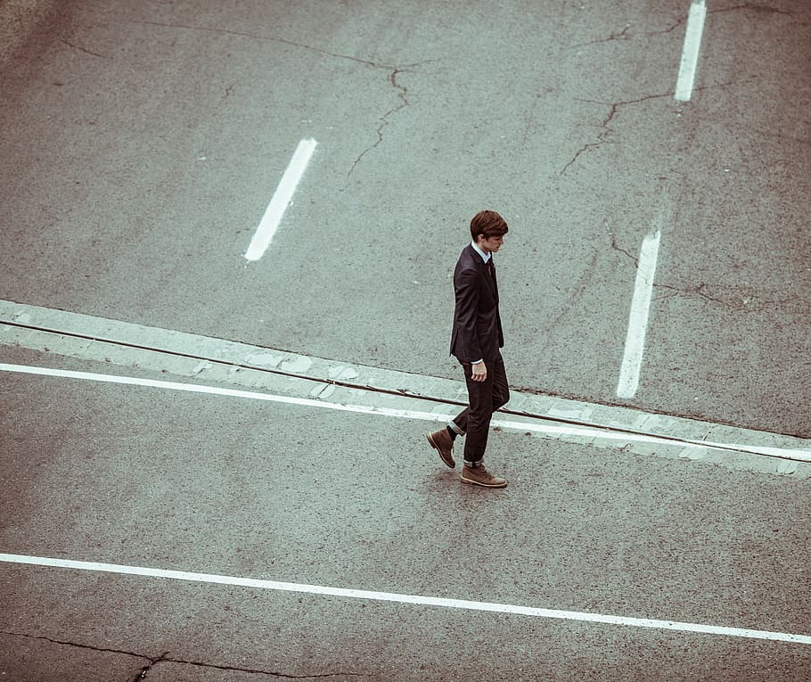 hombre, vistiendo, marrón, botas, para caminar, carretera, empresario, solitario, solo, individual