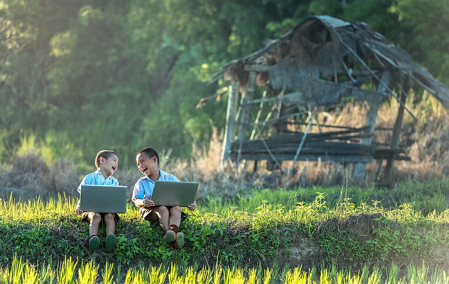 dua, balita, duduk, lapangan rumput, memegang, abu-abu, laptop, anak-anak, tertawa, belajar