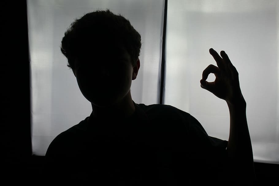 chico, gesticulando, ok, ventana de vidrio, silueta, blanco y negro, hombre, luz, mano, gesto