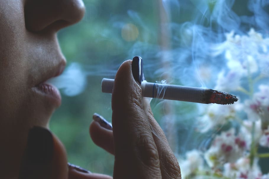 fumaça, cigarro, lábios, fumo, humor, segurando, uma pessoa, foco em primeiro plano, problemas de fumo, mau hábito