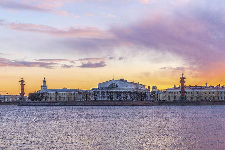 белое бетонное здание, Санкт-Петербург, прогулка, город, вечер, красота, пейзаж, август, Россия, облака
