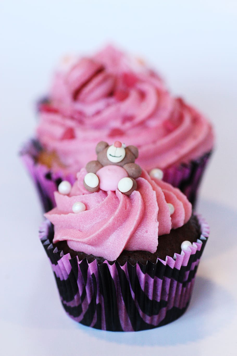 selective, focus photography, pink, black, cupcake, muffin, muffins, cake decorations, cream, icing