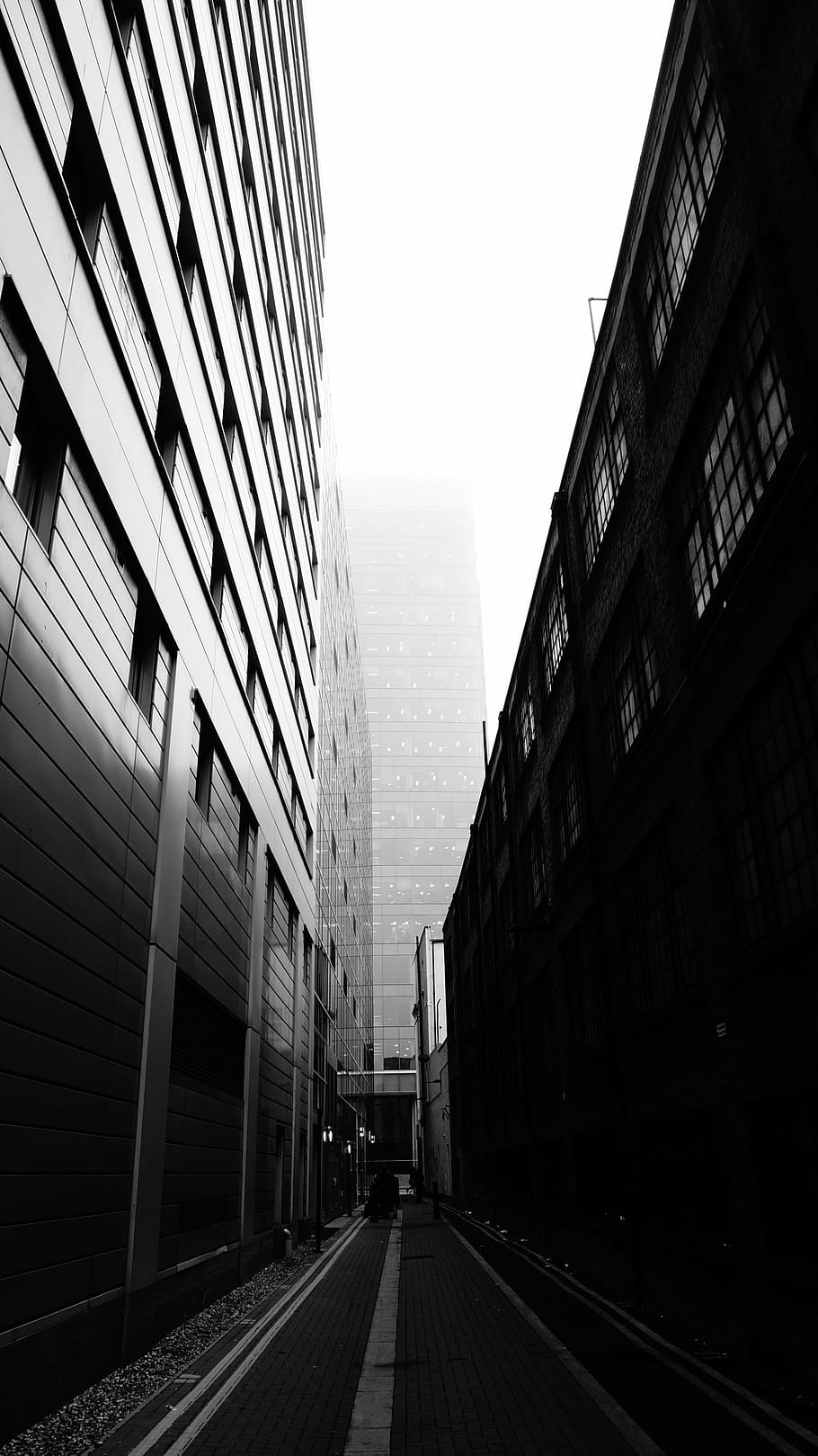 fotografia em escala de cinza, edifícios, construção, estrutura, céu, infraestrutura, janela, estabelecimento, hotel, cidade