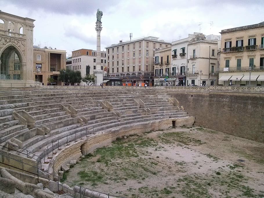 Lecce, Puglia, Italia, antigüedades, arquitectura, anfiteatro, exterior del edificio, estructura construida, nube - cielo, cielo