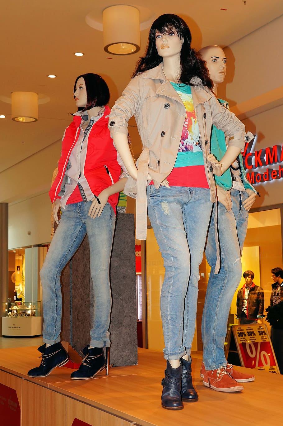 jeans de mujer, maniquí de exhibición, mujeres, vestidos de negocios, compras, moda, jeans, pantalones, ropa, industria de la moda