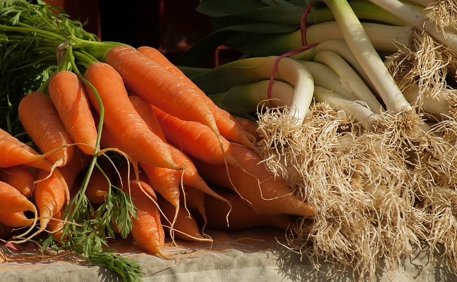 banyak wortel, wortel, daun bawang, sayuran, pasar, kebun sayur, makanan dan minuman, makanan sehat, sayuran akar, makanan