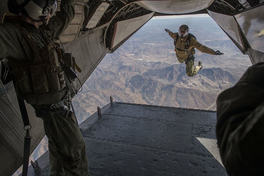 Foto de primer plano, hombre, de pie, dentro, avión, durante el día, paracaidismo, salto, caída, militar