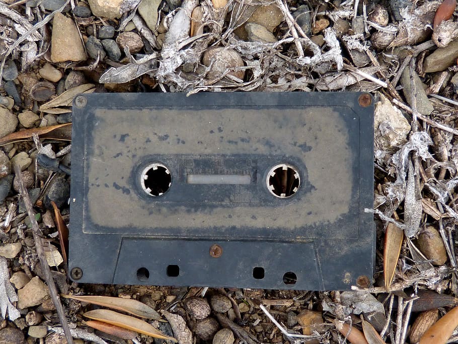 黒のカセットテープ, カセット, 時代遅れ, 放棄された, 古い, ヴィンテージ, 金属, 破損, 無人, 日